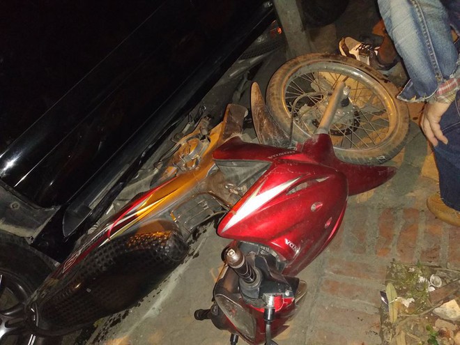 Hiện trường vụ xe Lexus đâm liên hoàn 8 xe máy, 1 xe CSGT khiến nhiều người bị thương ở Hà Nội - Ảnh 1.