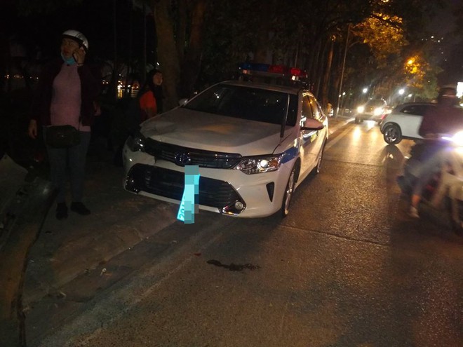 Hiện trường vụ xe Lexus đâm liên hoàn 8 xe máy, 1 xe CSGT khiến nhiều người bị thương ở Hà Nội - Ảnh 7.