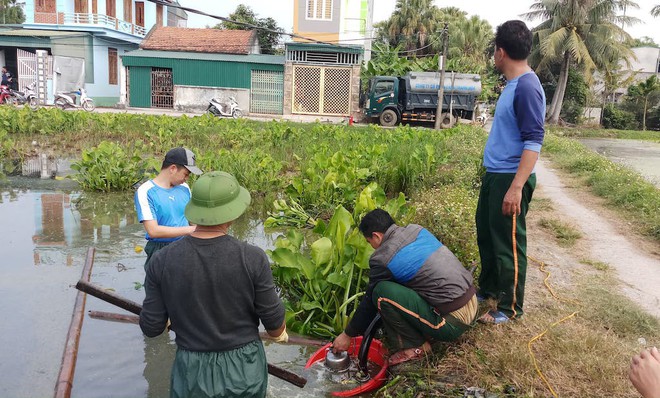 Vụ tràn 4.000 lít dầu: Tôm cá chết hàng loạt, cơ quan chức năng thâu đêm thu gom dầu - Ảnh 3.