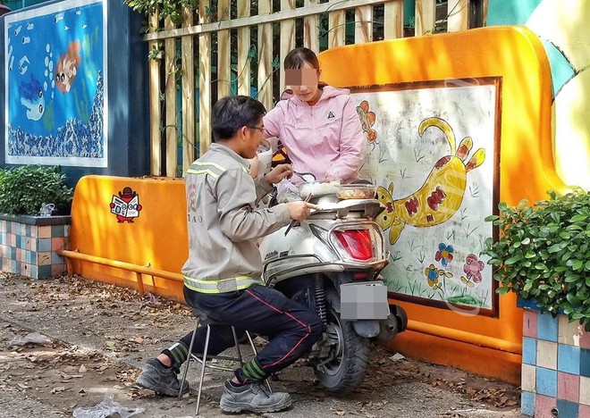 Bữa cơm trên yên xe - hình ảnh về đôi vợ chồng khiến dân mạng không ngừng trầm trồ - Ảnh 1.