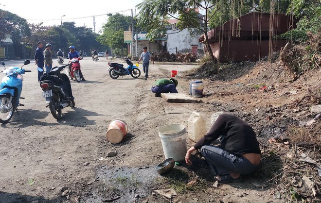 Vụ hàng nghìn lít dầu tràn ở Thanh Hóa: Dân làng đổ xô mang can ra hớt dầu - Ảnh 4.