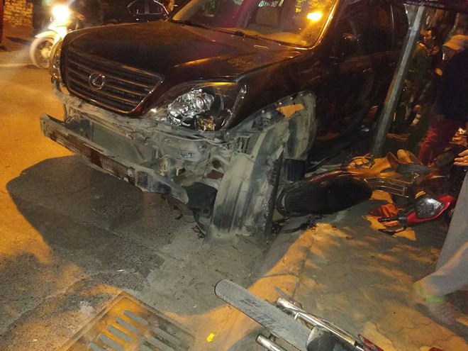 Hiện trường vụ xe Lexus đâm liên hoàn 8 xe máy, 1 xe CSGT khiến nhiều người bị thương ở Hà Nội - Ảnh 3.