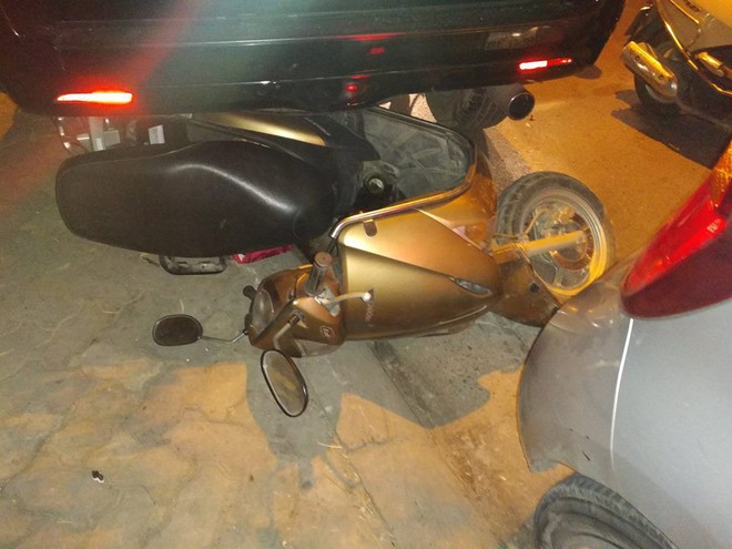 Hiện trường vụ xe Lexus đâm liên hoàn 8 xe máy, 1 xe CSGT khiến nhiều người bị thương ở Hà Nội - Ảnh 4.
