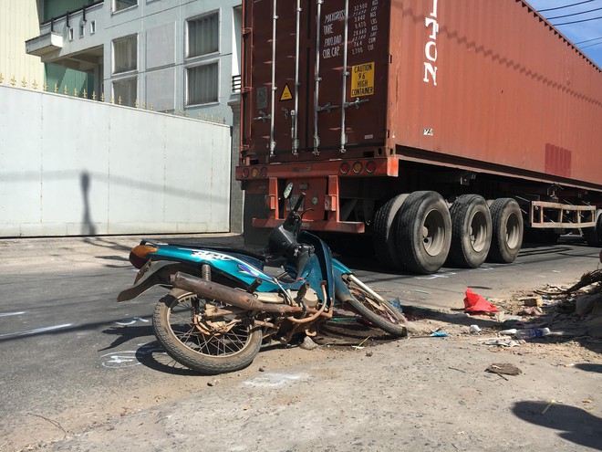 Về nhà sau giờ nghỉ trưa, nữ công nhân bị xe container cán chết ngay trước cổng công ty - Ảnh 2.