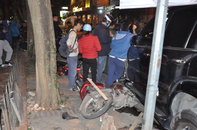 Hiện trường vụ xe sang Lexus đâm hàng chục phương tiện trên phố Hà Nội - Ảnh 9.