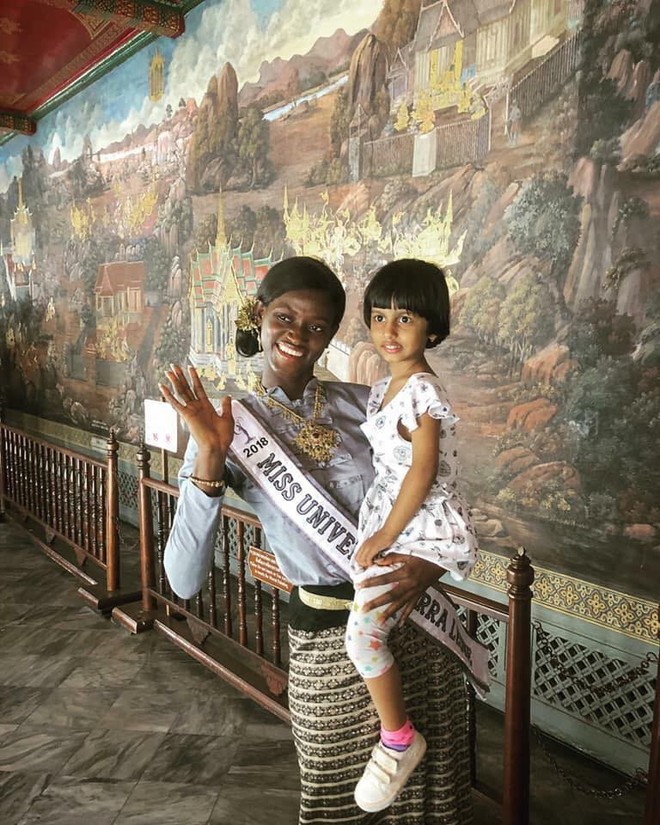 Câu chuyện cảm động về thí sinh Miss Universe 2018: Dự thi muộn vì quá nghèo, nhưng nhận cái kết ấm lòng từ người dân Thái - Ảnh 2.