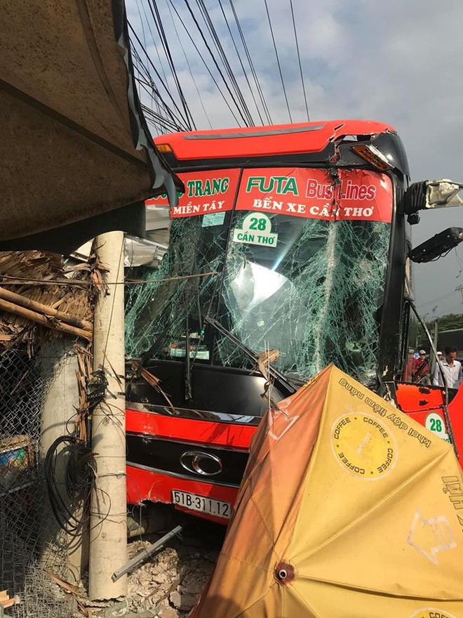 Clip vụ tai nạn vừa xảy ra ở Vĩnh Long: Xe khách đâm vào cột điện, vỡ toàn bộ kính trước - Ảnh 2.