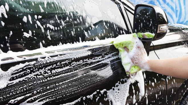 Những lưu ý khi tự mình rửa xe ô tô tại nhà - Ảnh 2.