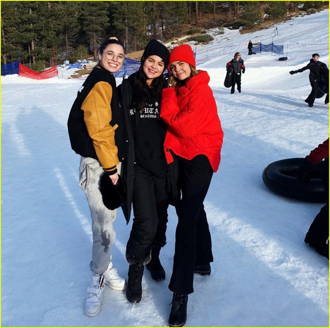 Selena Gomez chính thức lộ diện sau thời gian điều trị tâm thần, còn mặc áo ủng hộ bạn thân Taylor Swift - Ảnh 1.
