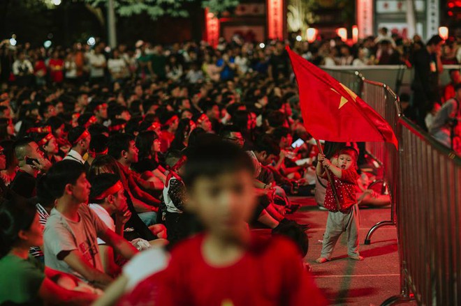 Em bé dẫn đầu đám đông phất cờ đỏ sao vàng xem Việt Nam đá, hình ảnh yêu nhất ngày Chủ Nhật - Ảnh 1.