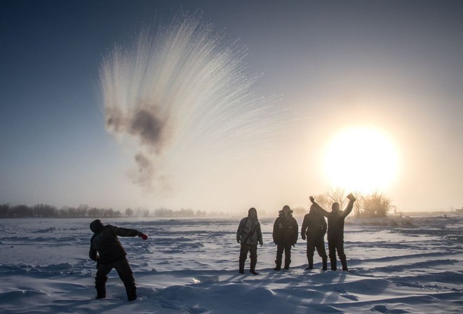 7 ngày qua ảnh: Nước nóng hóa băng trong nháy mắt ở Nga - Ảnh 4.