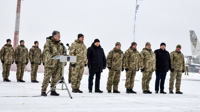 Giữa căng thẳng với Nga, Quân đội Ukraine tiếp nhận hàng loạt khí tài quân sự mới - Ảnh 2.