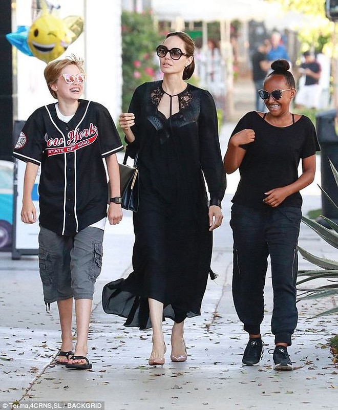 Nhìn lại 6 đứa trẻ nhà Jolie - Pitt giữa cuộc chiến ly hôn của bố mẹ - Ảnh 4.