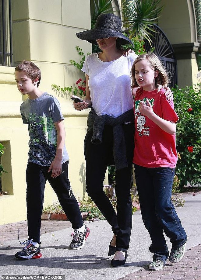 Nhìn lại 6 đứa trẻ nhà Jolie - Pitt giữa cuộc chiến ly hôn của bố mẹ - Ảnh 10.