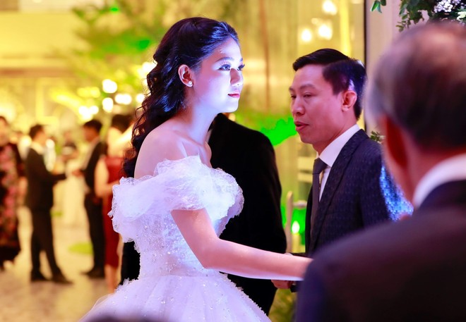 Đám cưới Á hậu Thanh Tú và chồng đại gia 40 tuổi: Cô dâu diện đầm gợi cảm, xinh như công chúa - Ảnh 5.