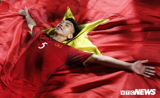 Hành động thiêng liêng cầu thủ Việt Nam học từ World Cup - Ảnh 2.