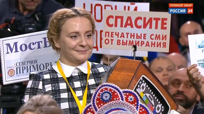 101 cách lạ lùng để thu hút sự chú ý của TT Putin: Giả làm công chúa tuyết, mặc áo vàng... - Ảnh 7.