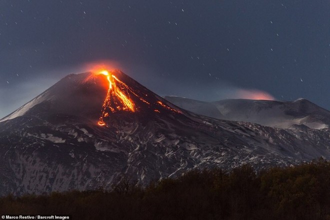 Cận cảnh núi lửa Etna nổi tiếng nhất châu Âu phun trào dung nham đỏ rực - Ảnh 1.