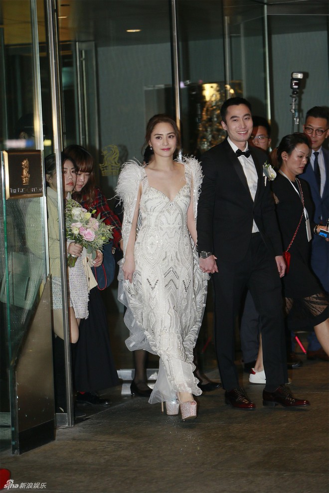 Đám cưới hoành tráng của Chung Hân Đồng: Ông trùm showbiz Hong Kong, con gái tài phiệt Macau cùng dàn sao hạng A tề tựu đông đủ - Ảnh 3.
