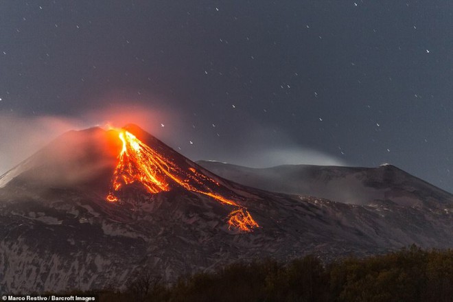 Cận cảnh núi lửa Etna nổi tiếng nhất châu Âu phun trào dung nham đỏ rực - Ảnh 3.
