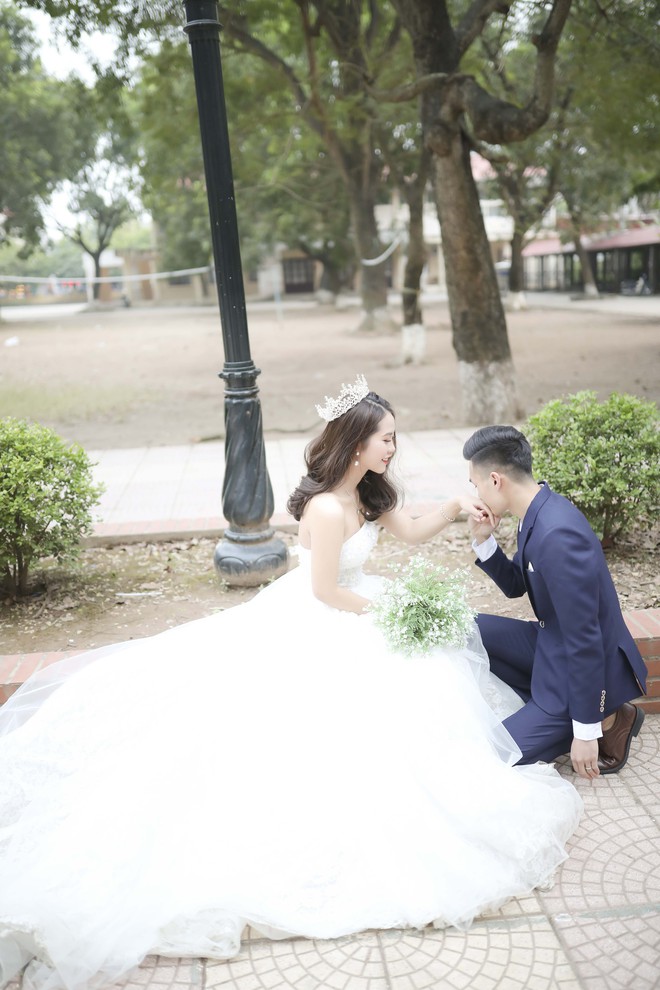 Chưa tin được cầu hôn, cô gái đã bị rủ về trường cũ chụp ảnh cưới đúng ngày Việt Nam vô địch AFF Cup 2018 - Ảnh 5.