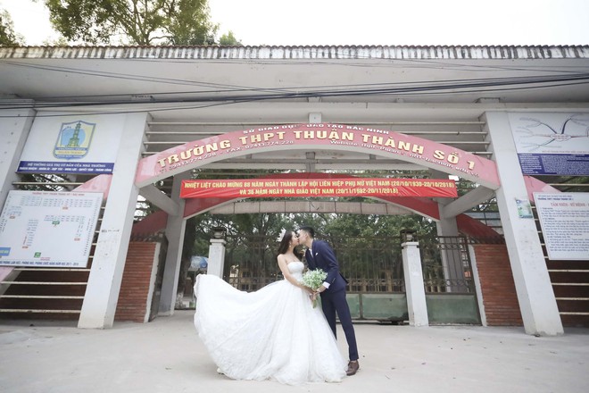 Chưa tin được cầu hôn, cô gái đã bị rủ về trường cũ chụp ảnh cưới đúng ngày Việt Nam vô địch AFF Cup 2018 - Ảnh 1.