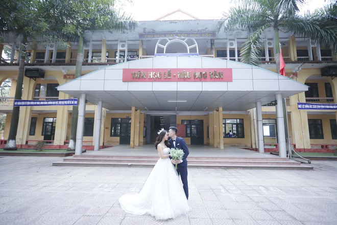 Chưa tin được cầu hôn, cô gái đã bị rủ về trường cũ chụp ảnh cưới đúng ngày Việt Nam vô địch AFF Cup 2018 - Ảnh 2.
