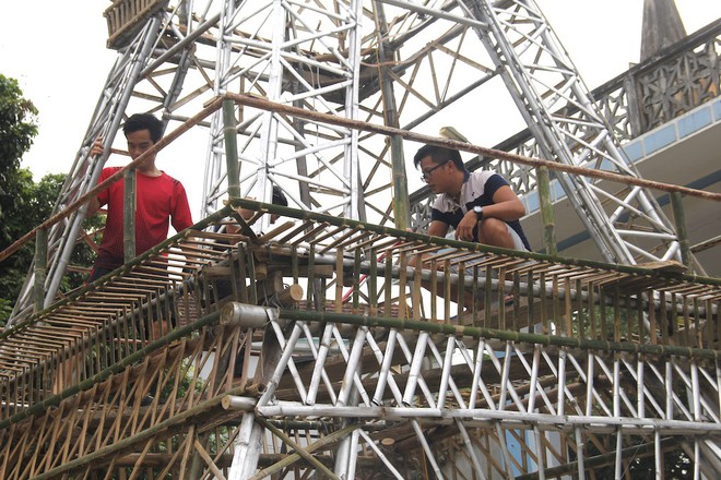 Ngắm cây thông Noel làm từ hàng vạn cây hành và tháp Eiffel bằng tre độc đáo xứ Nghệ - Ảnh 13.