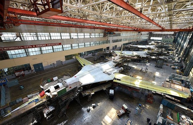 [ẢNH] Nga chính thức xuất xưởng máy bay ném bom chiến lược Tu-160M2 sản xuất mới đầu tiên - Ảnh 1.