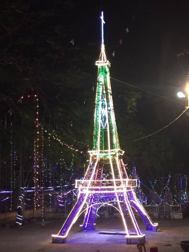 Chiêm ngưỡng tháp Eiffel bằng tre cao 22m chào đón Giáng sinh 2018 ở Nghệ An - Ảnh 1.