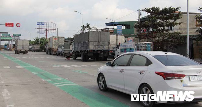 Ảnh: Gần đến ngày thu phí, tài xế vẫn ngang nhiên chiếm Trạm BOT Tiên Cựu làm nơi đỗ ô tô - Ảnh 3.