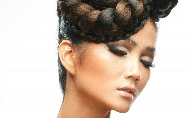 Hình ảnh bán nude đầy quyến rũ của H'Hen Niê trên trang bìa tạp chí Mỹ nổi tiếng Hình ảnh bán nude đầy quyến rũ của H'Hen Niê trên trang bìa tạp chí Mỹ nổi tiếng