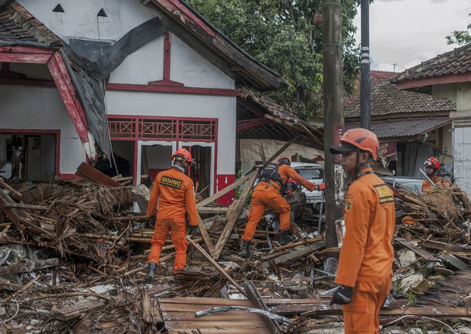 Nạn nhân tăng vọt, đội ngũ bác sĩ phẫu thuật được triển khai, TT Indonesia tới thăm hiện trường - Ảnh 4.