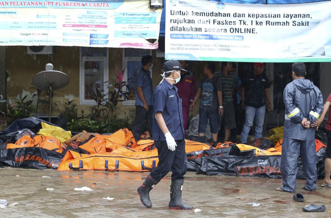 Indonesia - 1 ngày ngập nước mắt: Thi thể ngổn ngang, nhà cửa vỡ vụn - Ảnh 3.