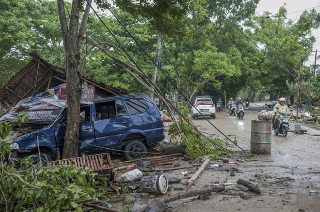 Indonesia - 1 ngày ngập nước mắt: Thi thể ngổn ngang, nhà cửa vỡ vụn - Ảnh 10.