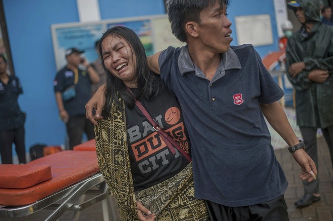 Indonesia - 1 ngày ngập nước mắt: Thi thể ngổn ngang, nhà cửa vỡ vụn - Ảnh 9.