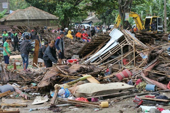 Indonesia - 1 ngày ngập nước mắt: Thi thể ngổn ngang, nhà cửa vỡ vụn - Ảnh 11.