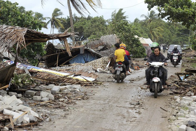 Indonesia - 1 ngày ngập nước mắt: Thi thể ngổn ngang, nhà cửa vỡ vụn - Ảnh 15.