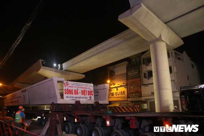 Ảnh: Công nhân xuyên đêm lắp đặt dầm U nặng 150 tấn cuối cùng trên tuyến đường sắt Nhổn - Ga Hà Nội - Ảnh 3.