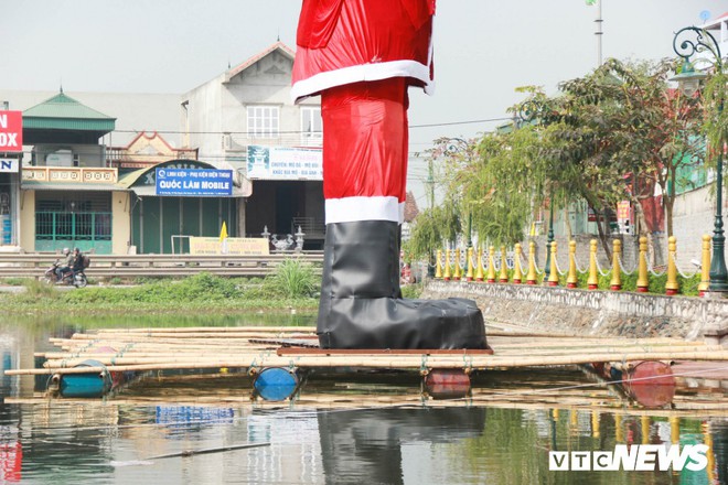 Ảnh: Ông già Noel khổng lồ nổi trên hồ nước ở Hà Nội - Ảnh 4.