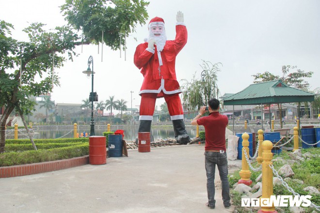 Ảnh: Ông già Noel khổng lồ nổi trên hồ nước ở Hà Nội - Ảnh 7.