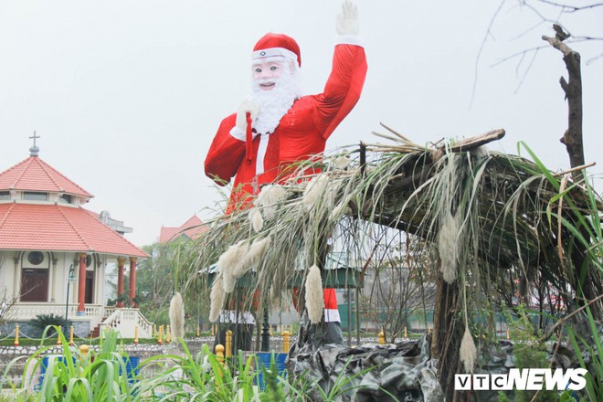 Ảnh: Ông già Noel khổng lồ nổi trên hồ nước ở Hà Nội - Ảnh 9.