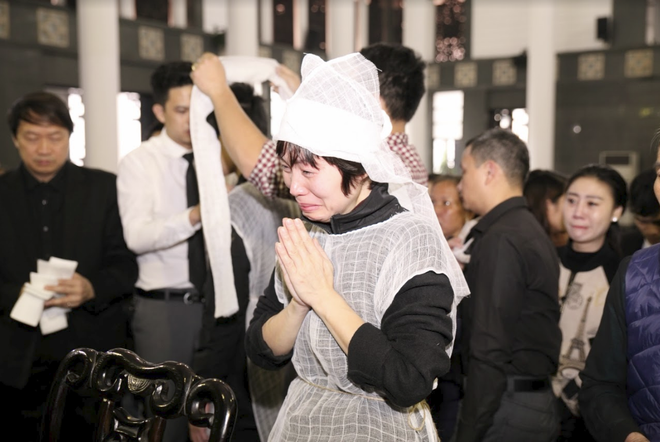 Xuân Bắc, NSND Lan Hương, vợ NSND Anh Tú khóc nức nở trong đám tang - Ảnh 10.