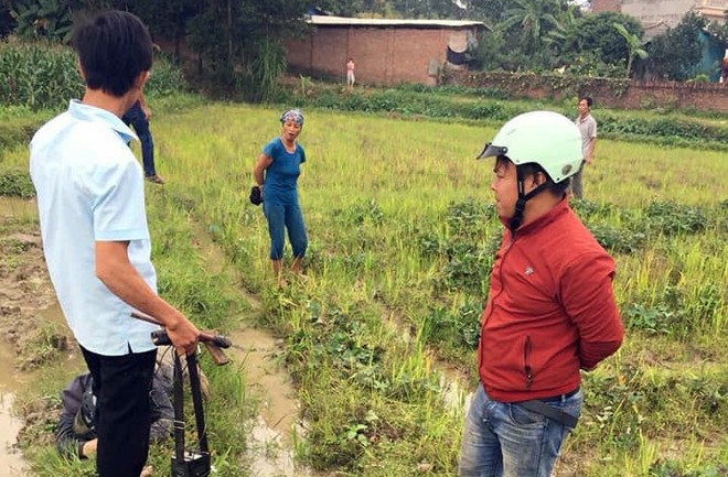 Hà Nội: Hai thanh niên nghi trộm chó bị người dân vây đánh gục giữa ruộng - Ảnh 3.