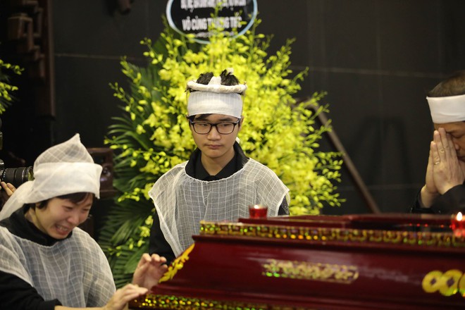 Xuân Bắc, NSND Lan Hương, vợ NSND Anh Tú khóc nức nở trong đám tang - Ảnh 12.
