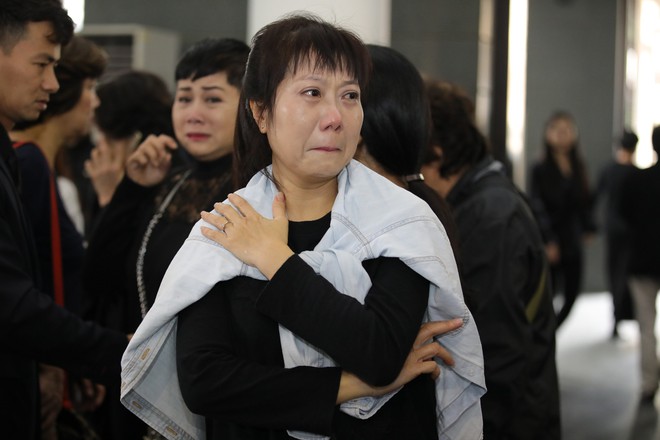 Xuân Bắc, NSND Lan Hương, vợ NSND Anh Tú khóc nức nở trong đám tang - Ảnh 23.