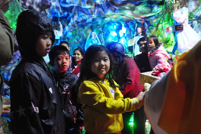 Mãn nhãn với hang đá lung linh màu sắc trong đêm Noel tại Nam Định - Ảnh 6.