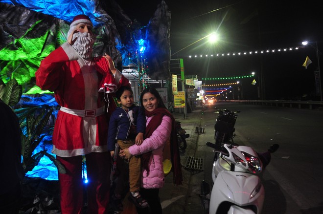 Mãn nhãn với hang đá lung linh màu sắc trong đêm Noel tại Nam Định - Ảnh 11.