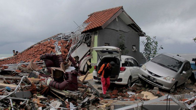 Indonesia - 1 ngày ngập nước mắt: Thi thể ngổn ngang, nhà cửa vỡ vụn - Ảnh 13.