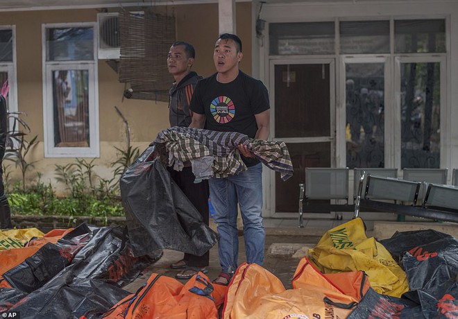 Indonesia - 1 ngày ngập nước mắt: Thi thể ngổn ngang, nhà cửa vỡ vụn - Ảnh 6.